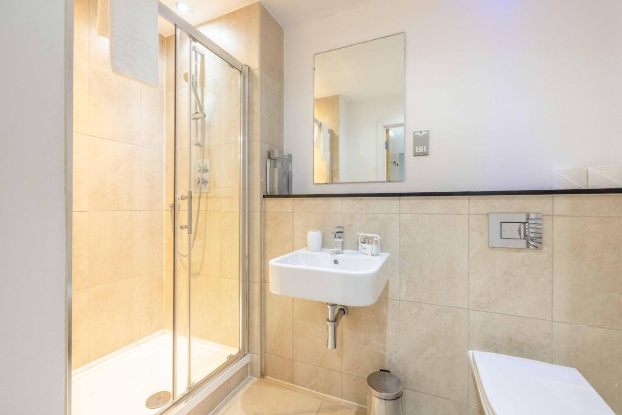 2 Bed At Slough Station & Parking - London In 20 Mins Apartment Exterior photo