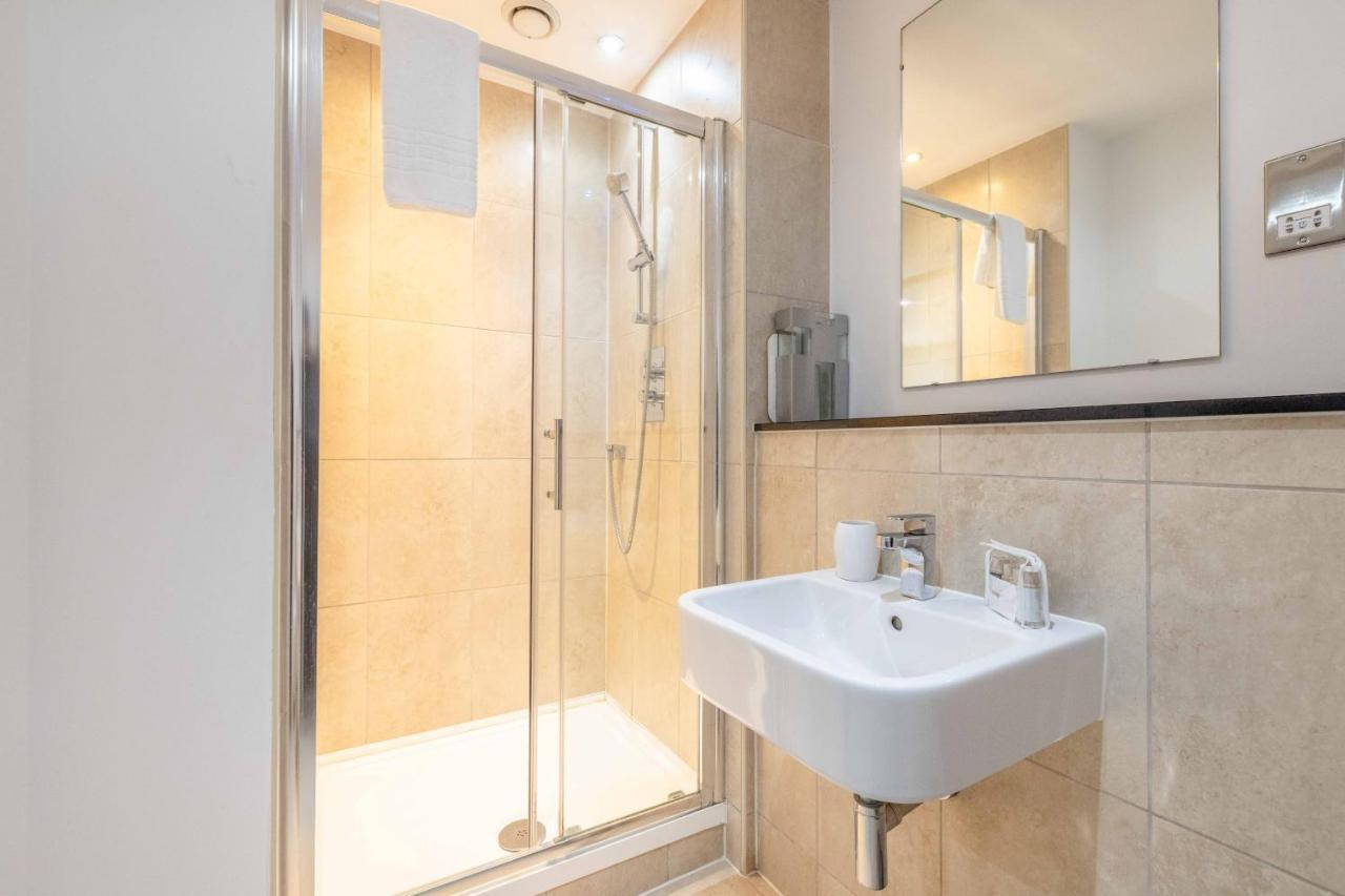 2 Bed At Slough Station & Parking - London In 20 Mins Apartment Exterior photo